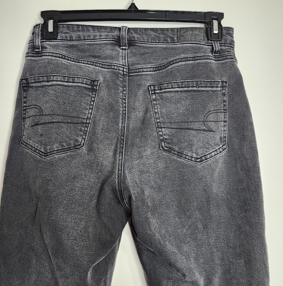 American Eagle Outfitters Vintage Black Wash Mom High Rise Jeans Size 6R - Picture 9 of 13
